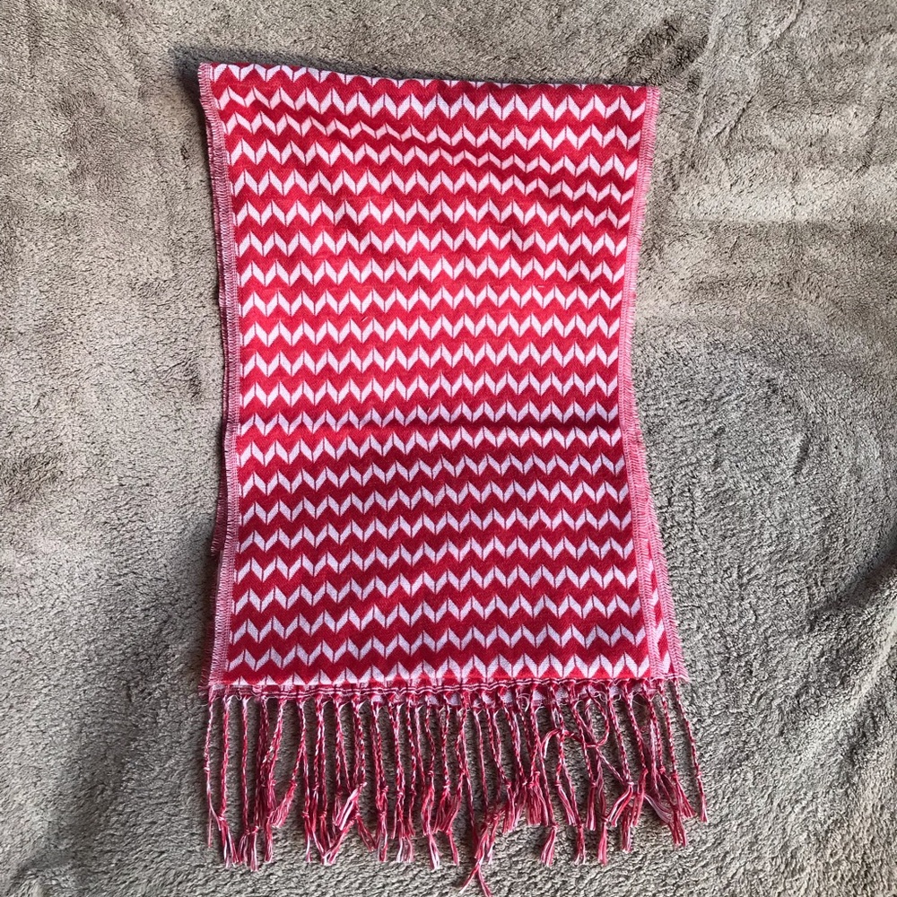 Thirty One Keepin’ Cozy Scarf Chevron Dash